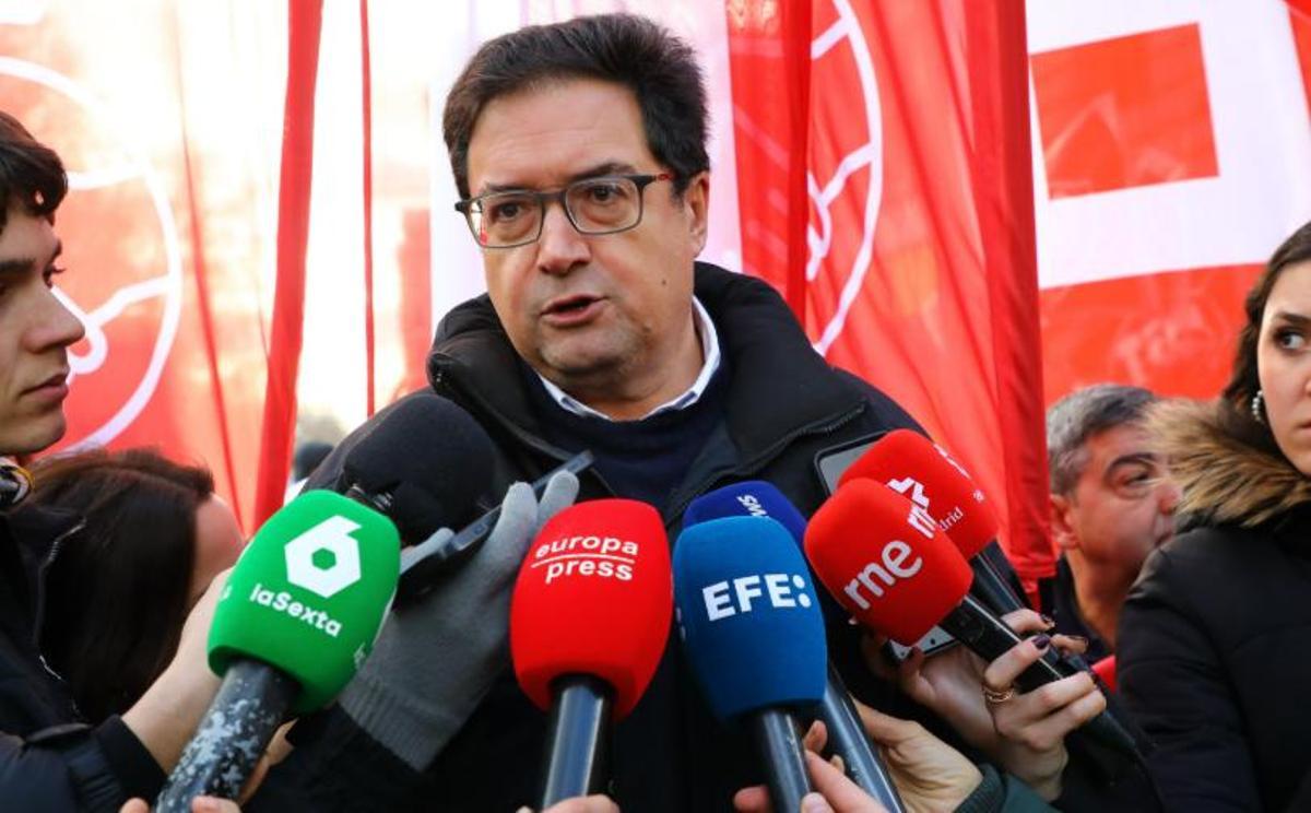 El secretario general del PSOE de Madrid y ministro para la Transformación Digital y de la Función Pública, Óscar López, ofrece declaraciones a los medios antes del comienzo de la manifestación en defensa del sistema público de salud de Madrid, a 8 de febrero de 2026, en Madrid (España).