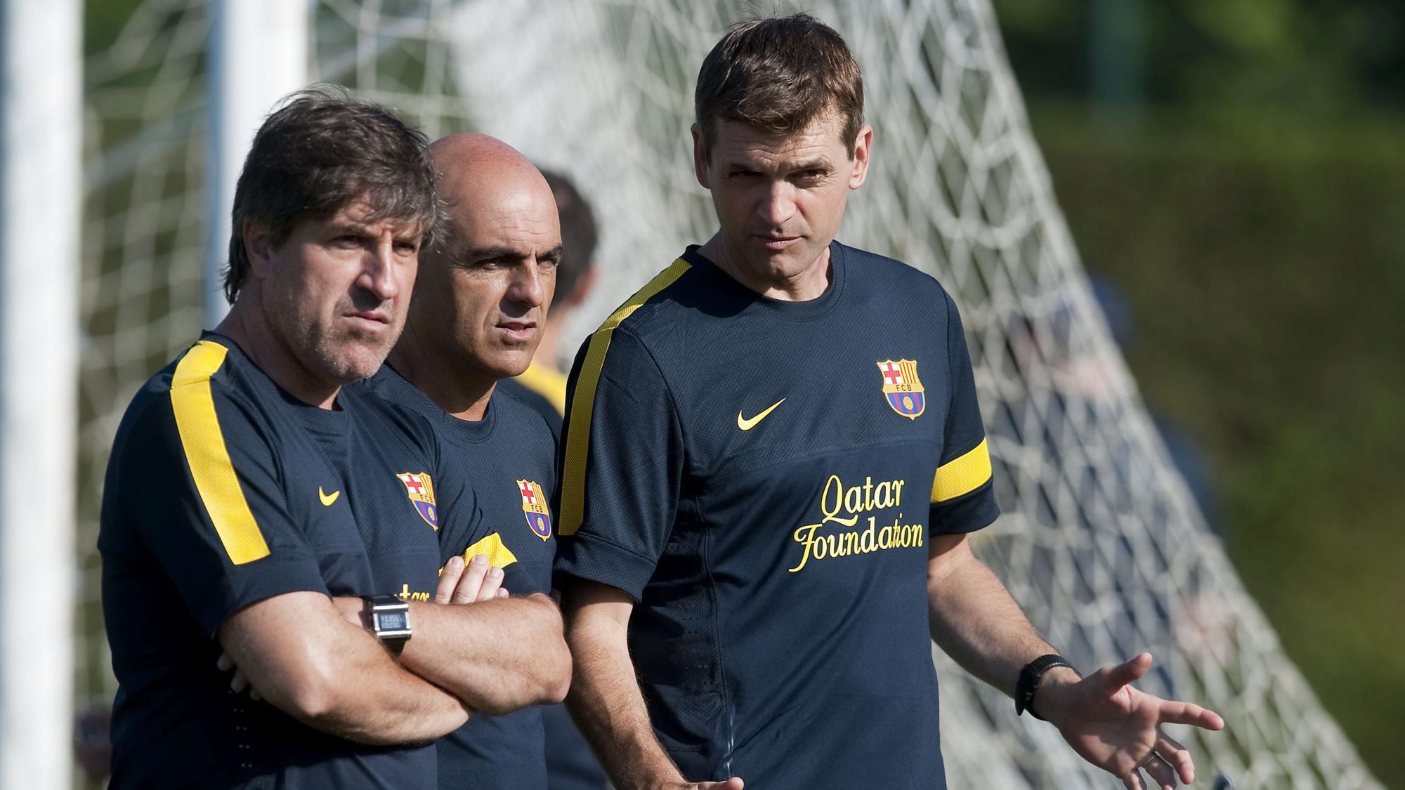 Tito Vilanova, junto a Juanjo Brau y Jordi Roura siguiendo el rondo de los jugadores en un entrenamiento.