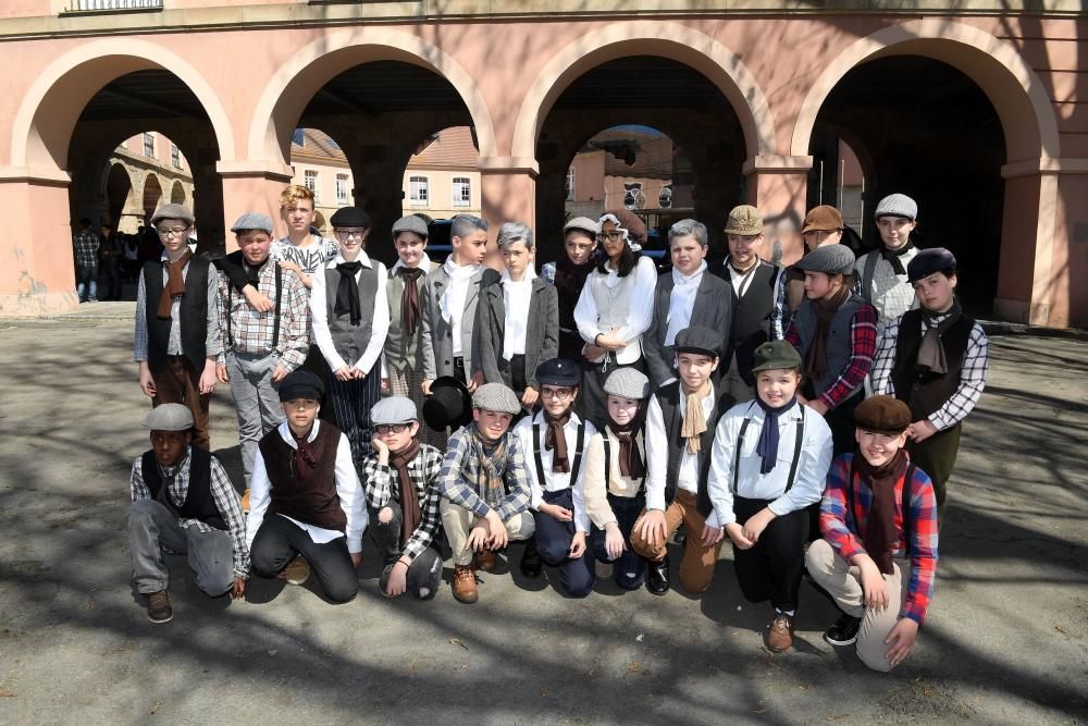 El alcalde Xulio Ferreiro y varios concejales participan en el descubrimiento de la placa de la calle que linda con la Maestranza. La enfermera llevó a América la vacuna contra la viruela en el XIX.