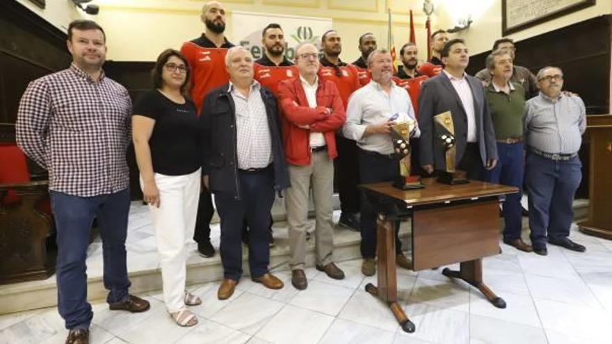 Autoridades y jugadores del Fertiberia durante la presentación de la fase de ascenso.