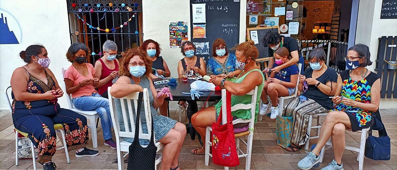 Grupo de mujeres de la iniciativa «Tejer y dar» en la Casa Patraix.  | LEVANTE-EMV