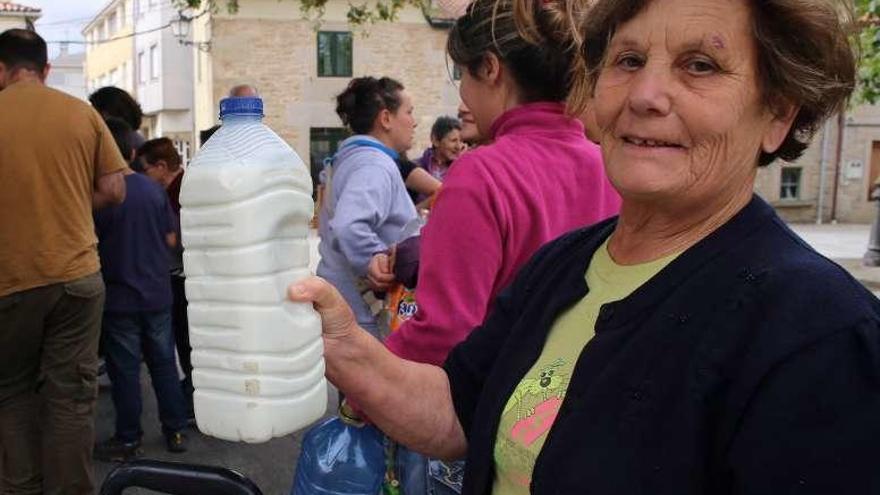 Acto de entrega de leche, ayer, en Agolada. // Bernabé/Gutier