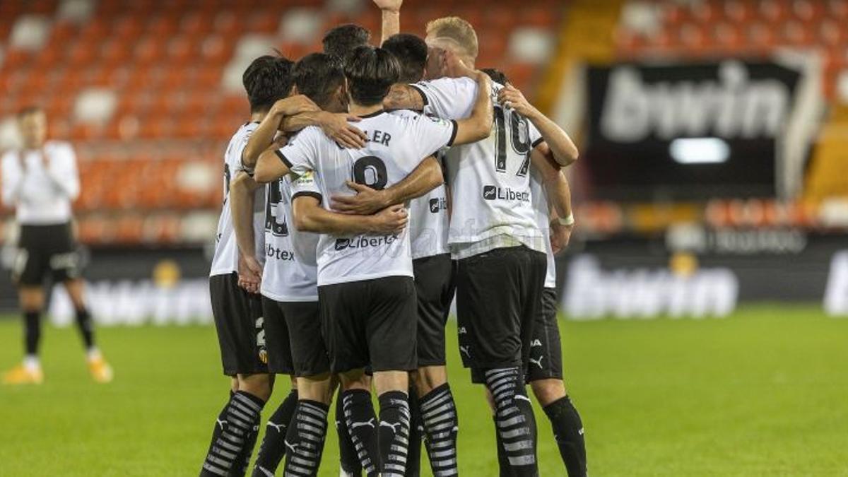 Jugadores del Valencia, abrazados