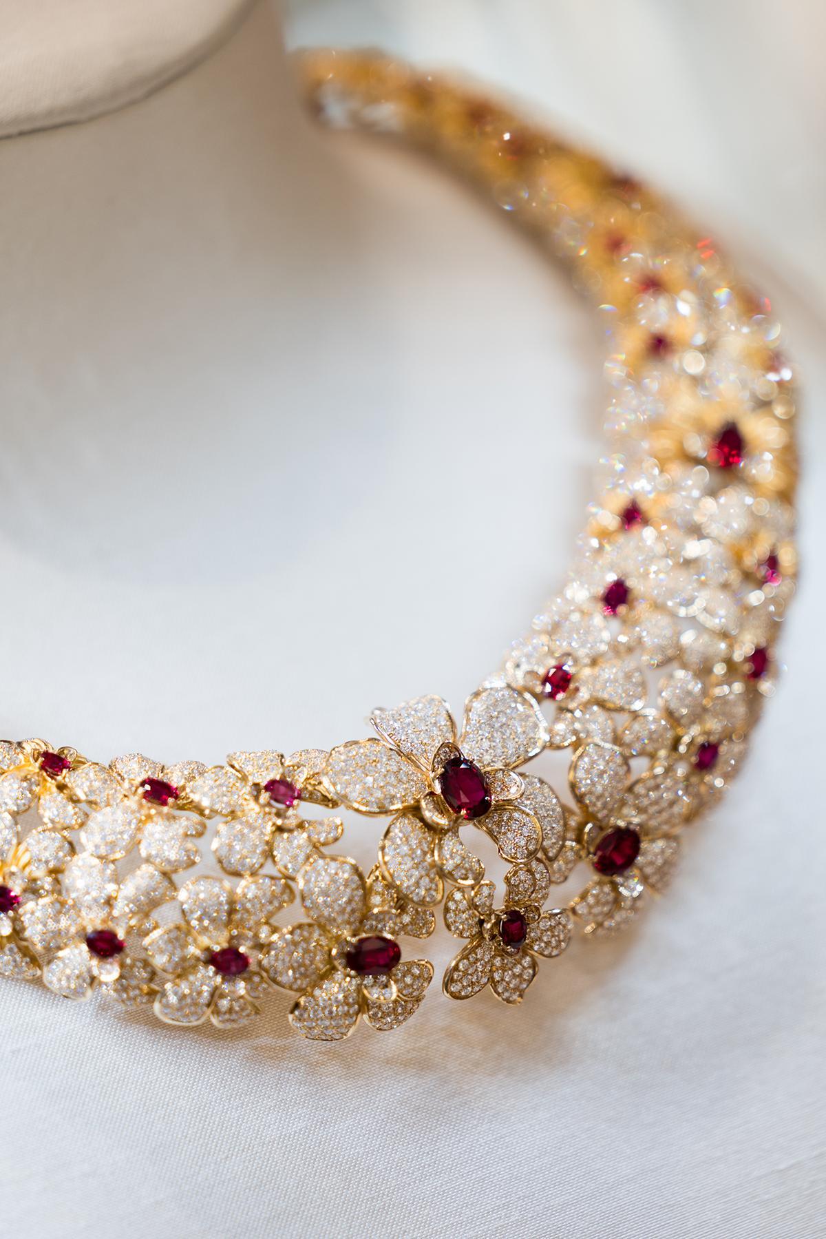 Collar Orquideas, colección Seda Imperial, oro amarillo de 18Kt con 2.849 diamantes y 73 rubíes