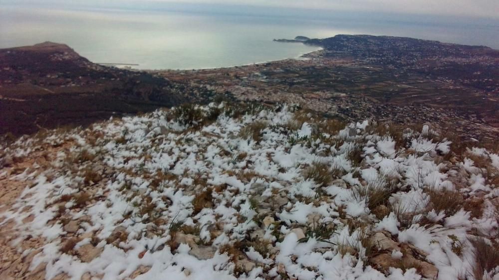 Imágenes de la cumbre del Montgó nevada.