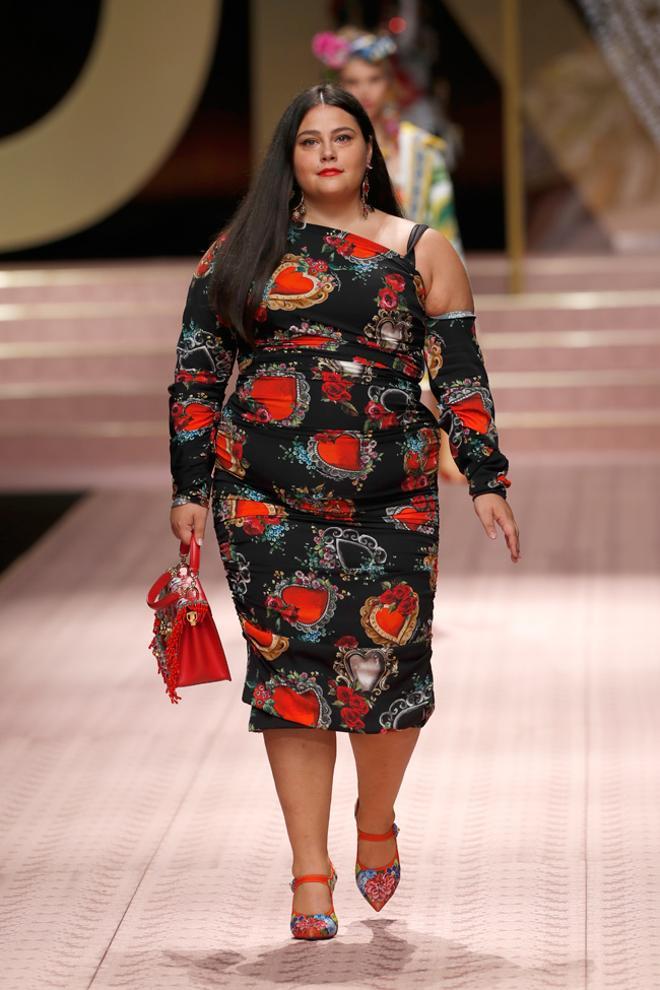 Modelo de tallas XL en un desfile de Dolce &amp; Gabbana