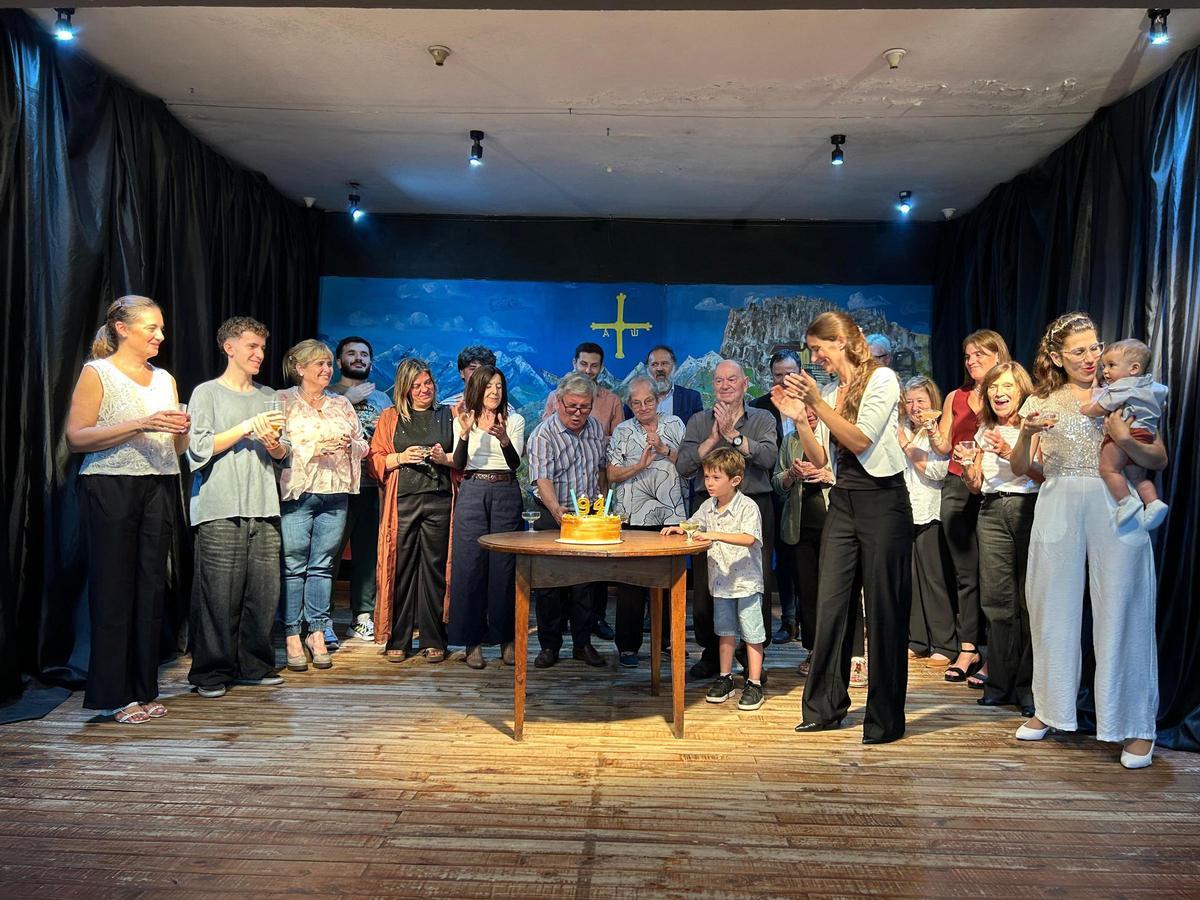 Llamedo, con la directa del Centro Asturiano de La Plata, soplando las velas del 94 cumpleaños de la institución.