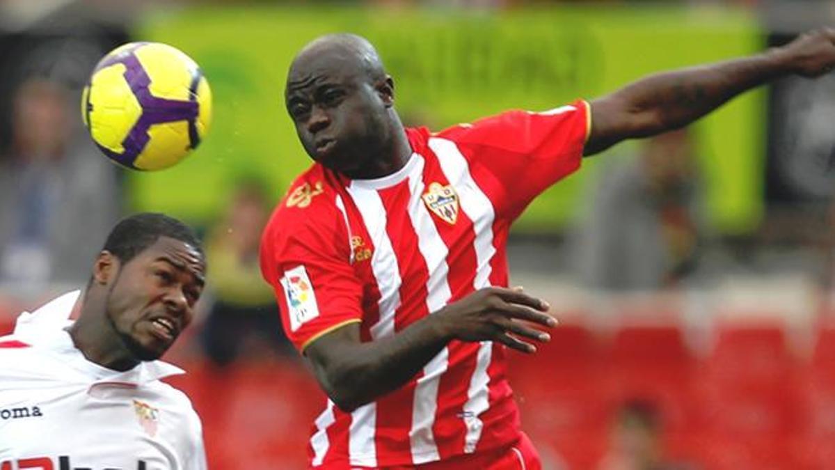 MBami durante su etapa como futbolista de la UD Almería en un partido contra el Sevilla