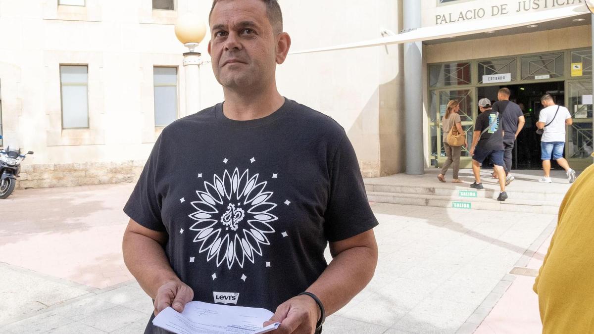 El responsable del restaurante estafado en la puerta del Palacio de Justicia de Alicante.