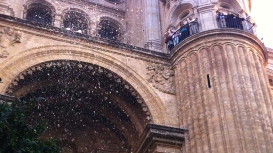 Petalada al comienzo del paso procesional de la Virgen de la Victoria en la Catedral de Málaga-