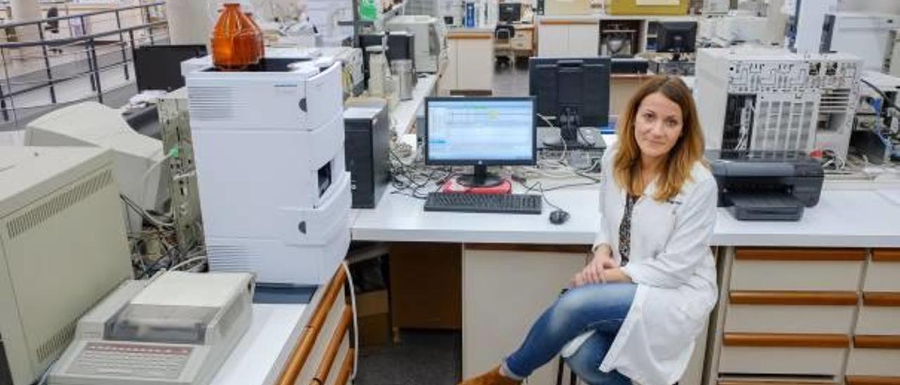 Elena Albert, la investigadora de Inescop que estudia la incidencia del cromo en la curtición del calzado.