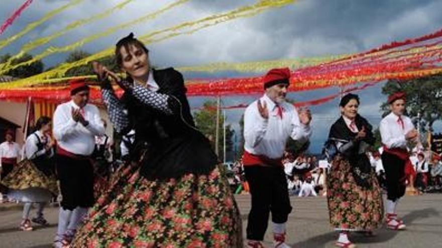 La colla de Lladurs executa una dansa