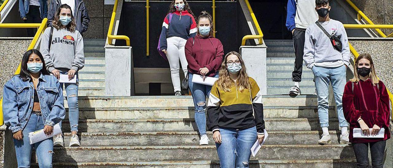 Estudiantes del CIFP Portovello a la entrada en el día de bienvenida.