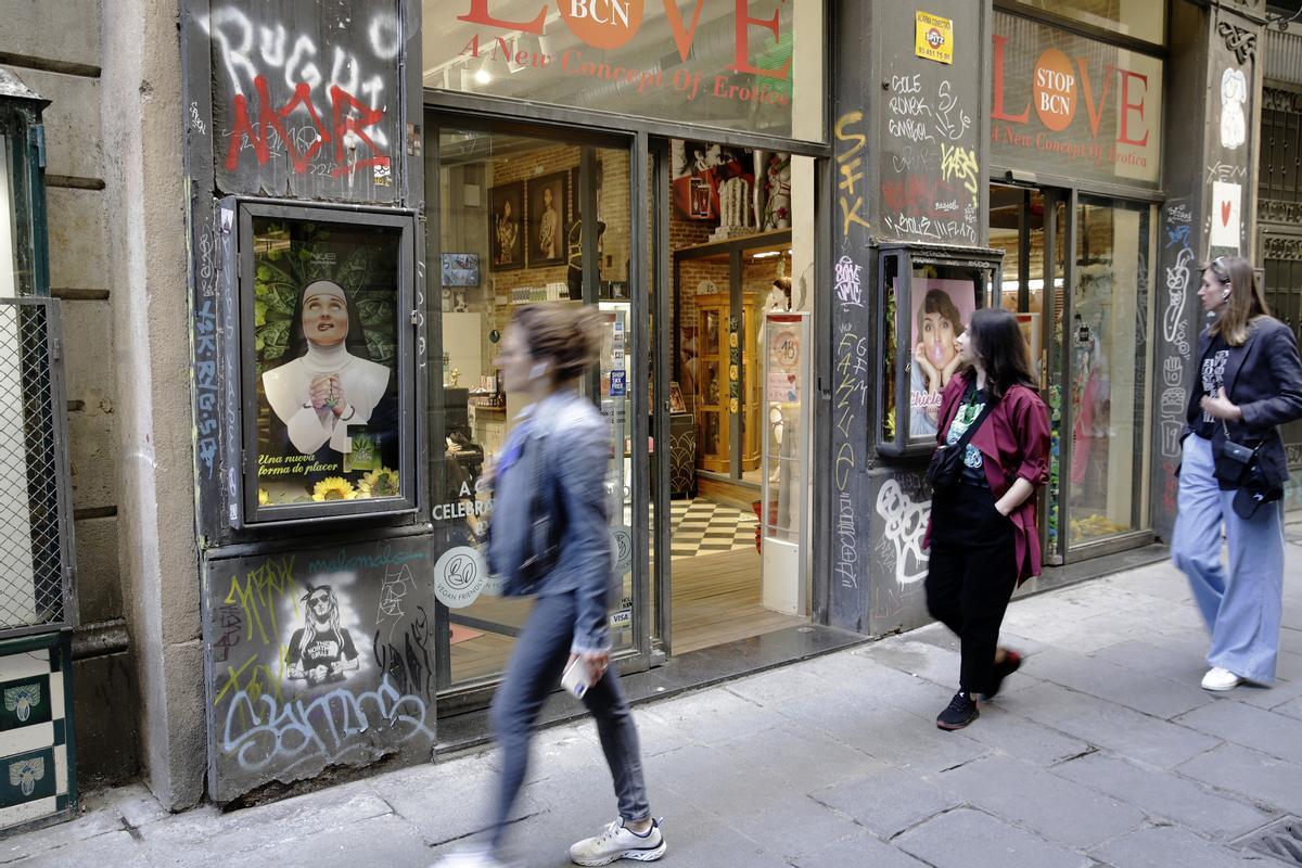 Los grafiti pueblan todo tipo de paredes en Barcelona, desde fachadas hasta escaparates de comercios