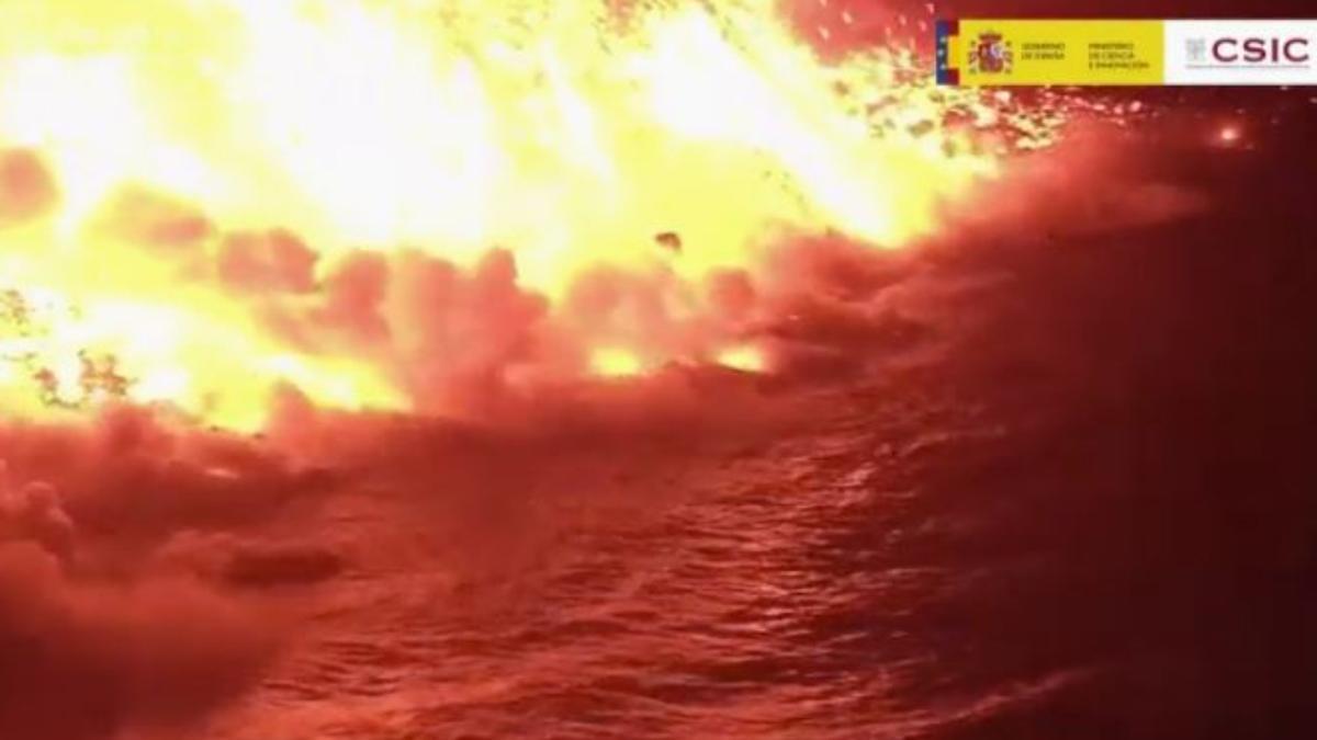 Así ha captado un dron la llegada de la lava al mar