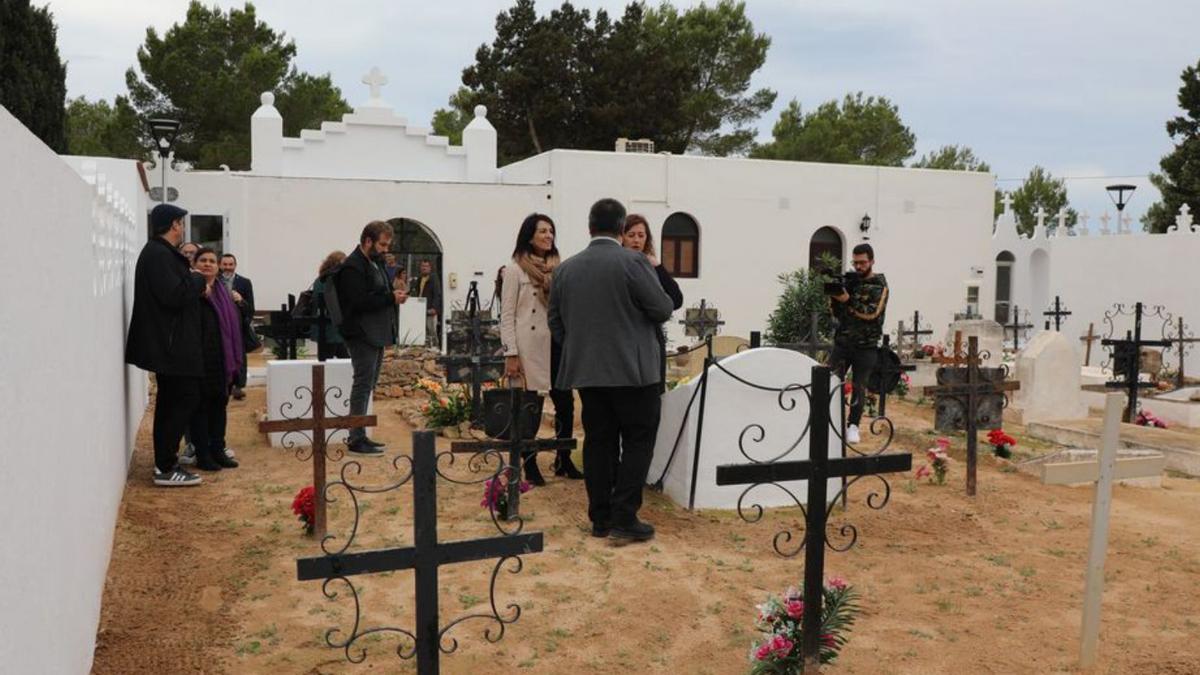 Un momento de la visita a la fosa del cementerio. | C.C.