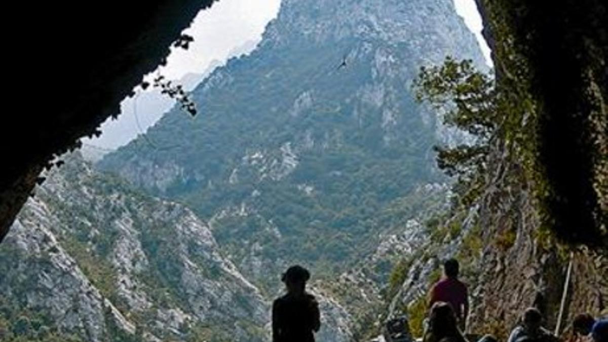 La gruta. Aspecto de las excavaciones en la cueva del Esquilleu.