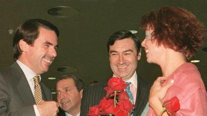 La pareja, con Aznar, en el X aniversario de ´El Mundo´, en 1999.