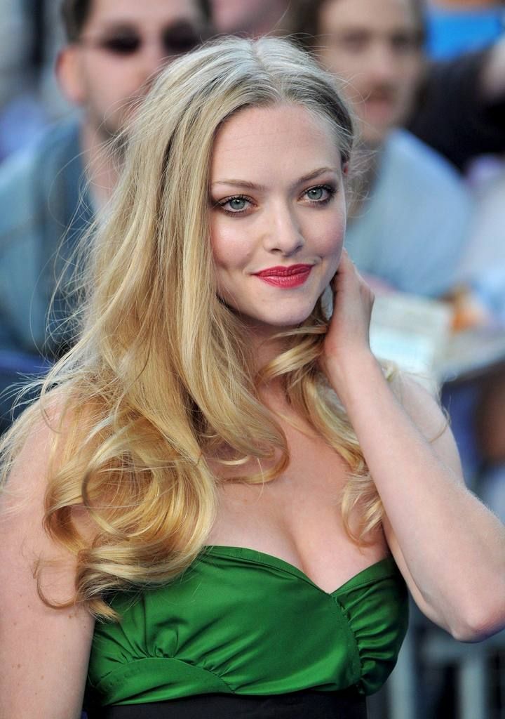 La actriz Amanda Seyfried emplea abudante máscara de pestañas para reducir la sensación de 'ojos saltones'