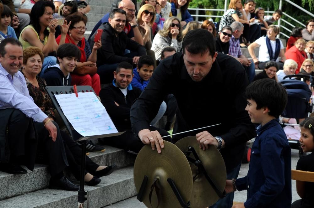 La explanada del Auditorio Municipal sirvió como escenario para la última actuación del curso de los alumnos de la Escola Municipal de Música "Bernardo del Río" de Vilagarcía