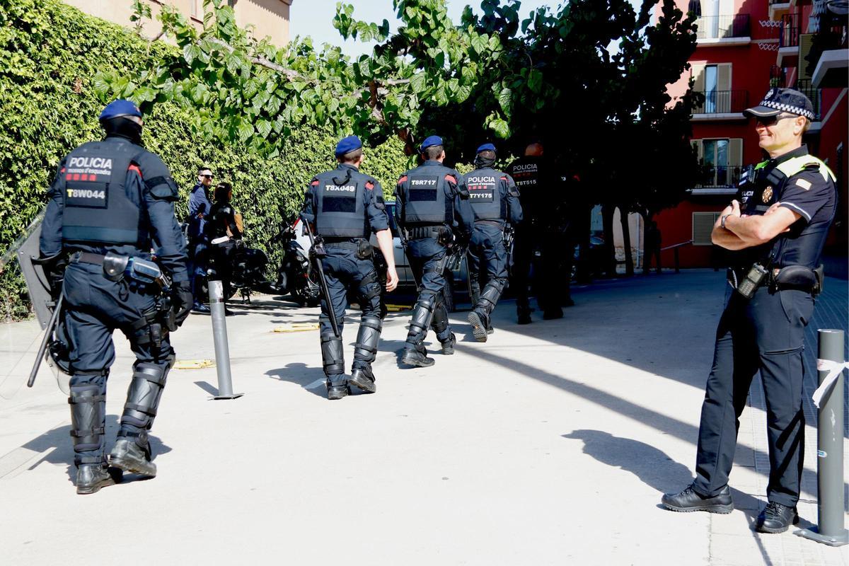Comitiva policial que ha practicado el desahucio este jueves en Reus.