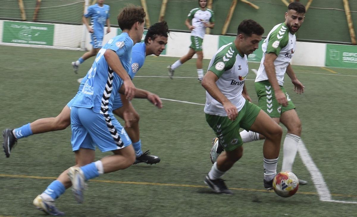 Un jugador del Villa conduce el balón presionado por dos rivales, ayer en Los Olivos.
