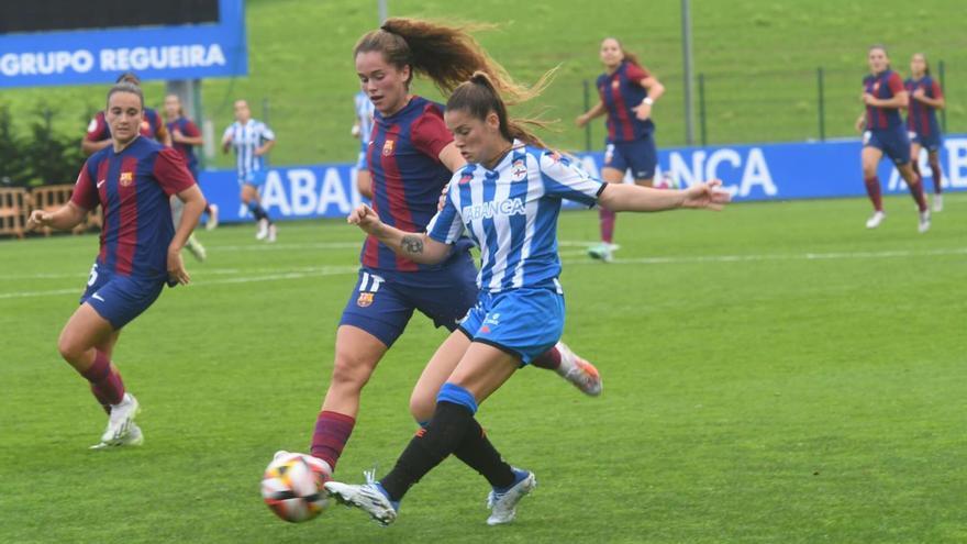 Millene Cabral pelea ante Laia Martret un balón en el partido entre el Deportivo y el Barcelona B disputado en Abegondo