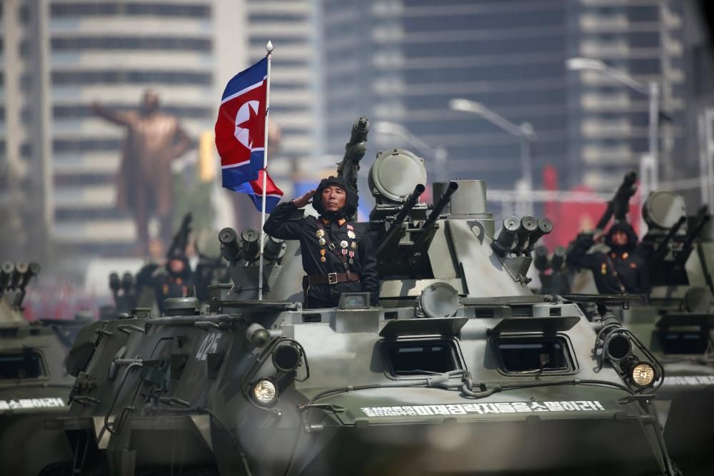 Desfile militar por la fiesta nacional de Corea del Norte.