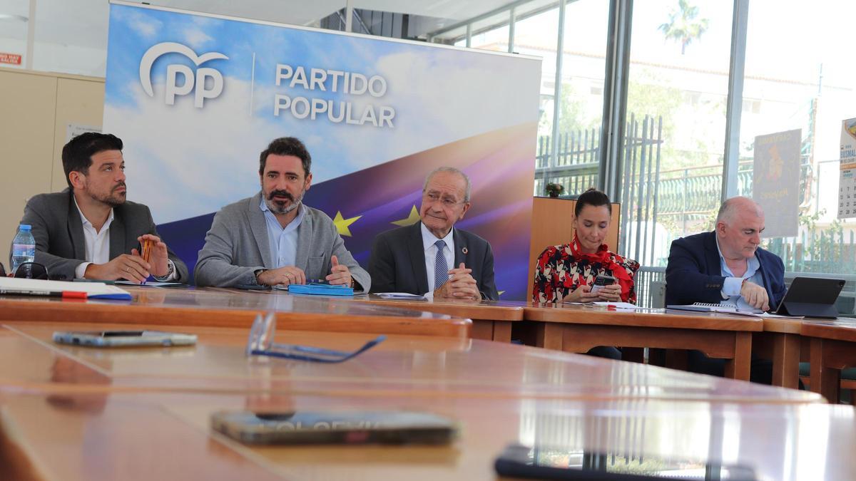 José Ramón Carmona y Paco de la Torre, en la reunión del Comité de Campaña, rodeados por Cristóbal Ortega, Elisa Pérez de Siles y Manuel Marmolejo.