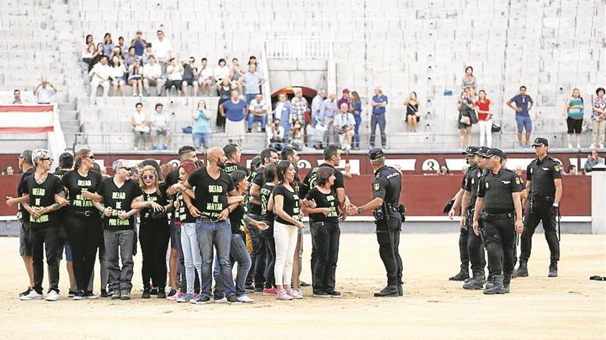 Detienen a 29 antitaurinos que saltan a las ventas