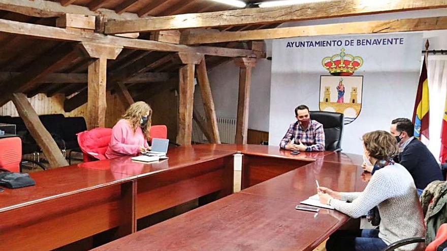 Encuentro de representantes municipales del Ayuntamiento de Benavente con representantes de Aquona. / E .P.