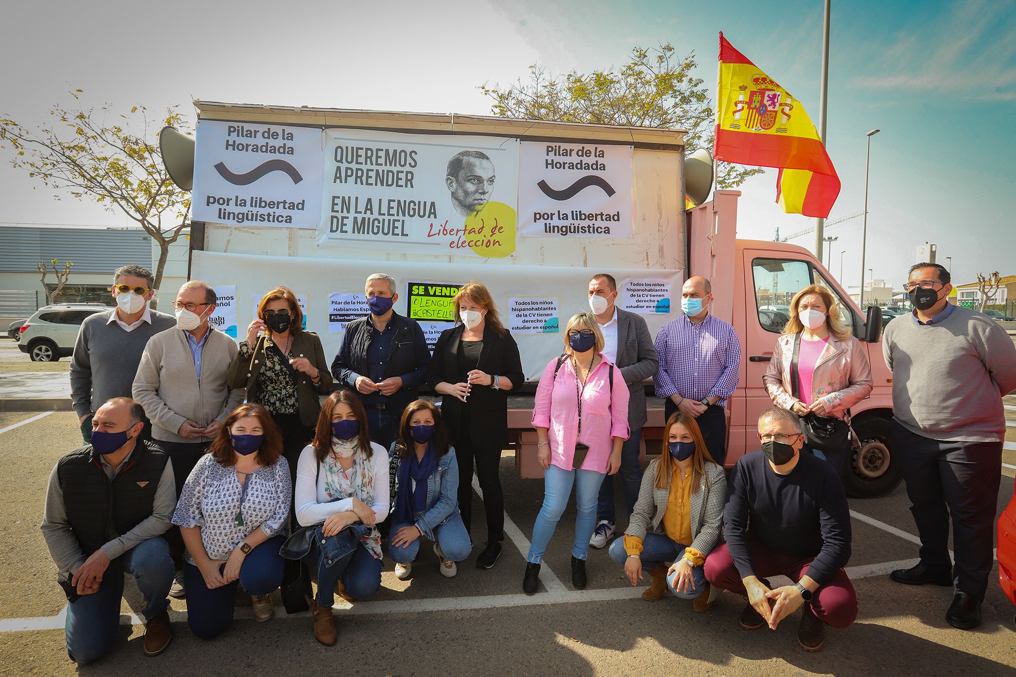 Una caravana con cientos de vehículos clama en Pilar de la Horadada contra la "imposición" del valenciano