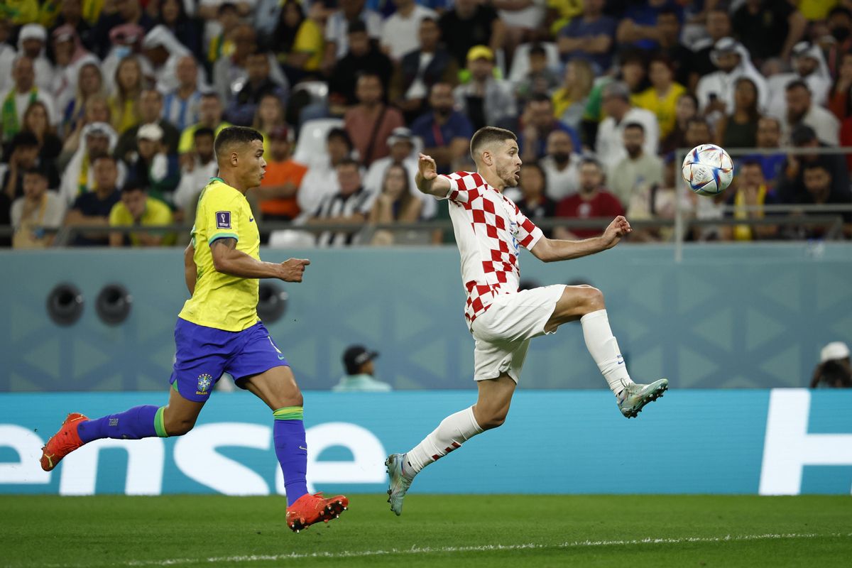 GR5043. RAYÁN (CATAR), 09/12/2022.- Andrej Kramarić (d) de Croacia disputa un balón con Thiago Silva de Brasil hoy, en un partido de los cuartos de final del Mundial de Fútbol Qatar 2022 entre Croacia y Brasil en el estadio Ciudad de la Educación en Rayán (Catar). EFE/ José Méndez