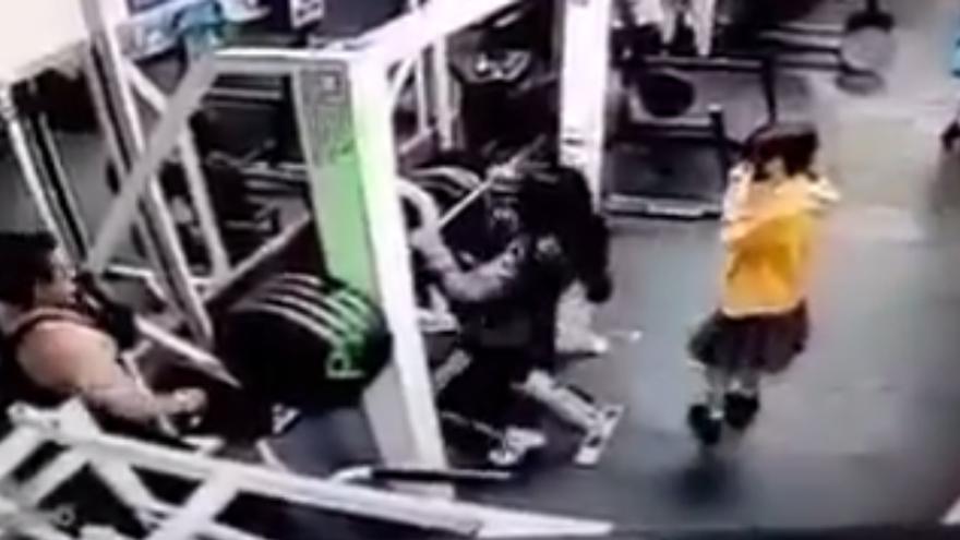 Contenido sensible: Una mujer muere en el gimnasio al intentar levantar una barra