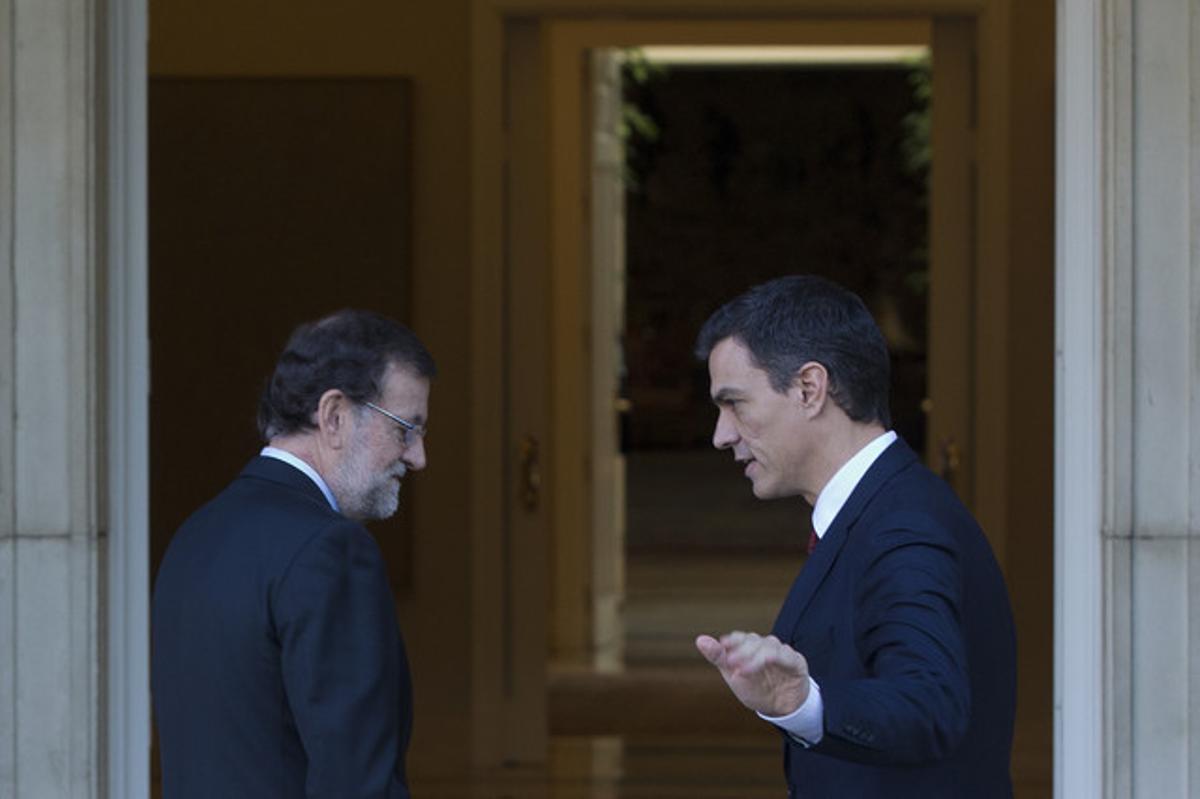 Spain’s acting Prime Minister Mariano Rajoy, left and main Socialist opposition leader Pedro Sanchez enter the Moncloa Palace for a meeting in Madrid, Spain, Wednesday, Dec. 23, 2015. Spanish Prime Minister Mariano Rajoy will meet with Sanchez to launch complicated talks on forming a coalition or minority government after his party won the most votes in national elections but fell short of a parliamentary majority. If there is still deadlock after two months, King Felipe VI calls a new election. (AP Photo/Paul White)