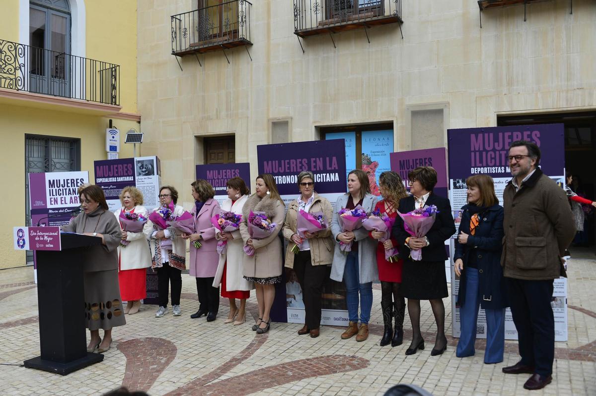 Acto institucional celebrado en la plaza de Baix.