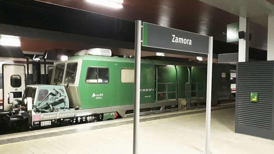 La locomotora de auscultación que ayer circuló por el tramo del AVE en Zamora. // Adif