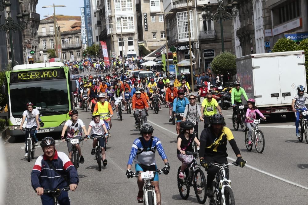 Centenares de vigueses de todas las edades participaron ayer en la marcha ciclista A Pedaliña que recorrió el centro de la ciudad para conmemorar el Día Mundial del Medio Ambiente y a favor de Unicef