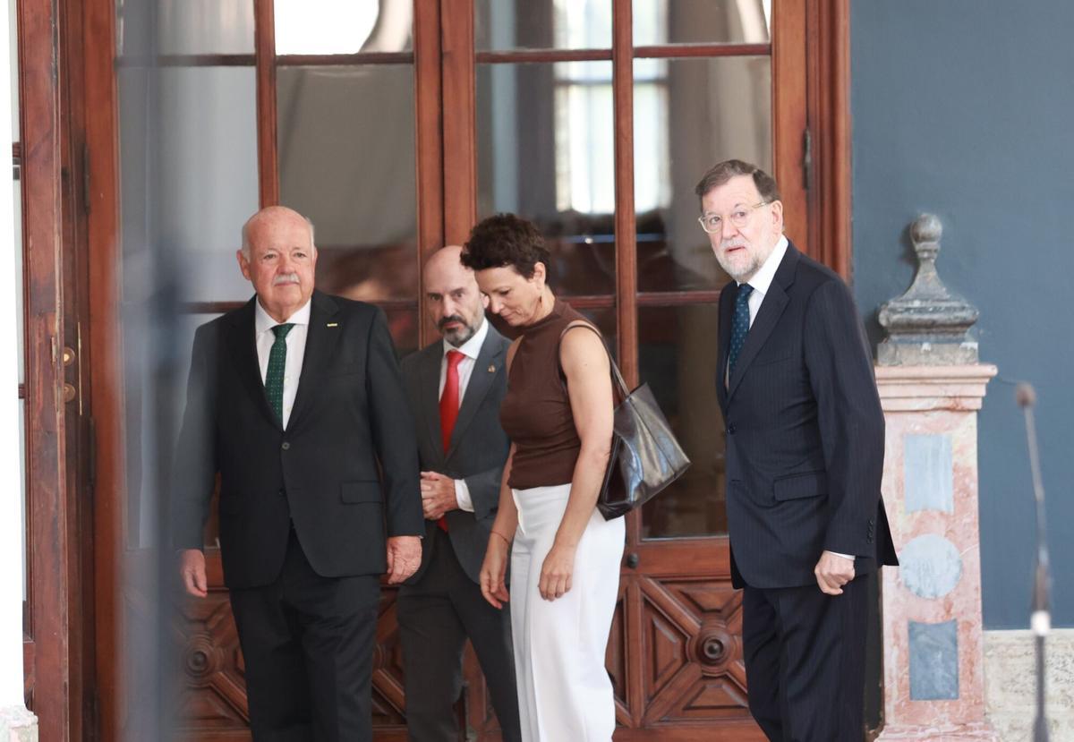 El presidente de Parlamento de Andalucía, Jesús Aguirre (i), y el expresidente del Gobierno de España Mariano Rajoy (d).