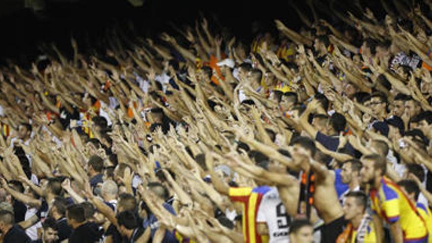 La grada jóven, durante un partido de Liga.