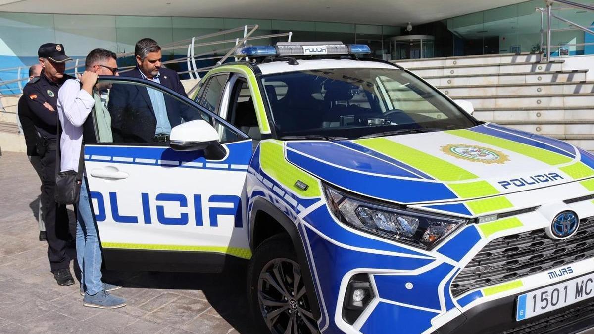 El alcalde de Mijas, Josele González, se interesa por los nuevos coches patrulla.