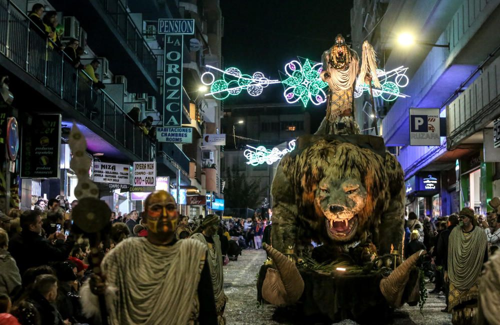 El desfile y el castillo de fuegos ponen fin a las fiestas patronales.