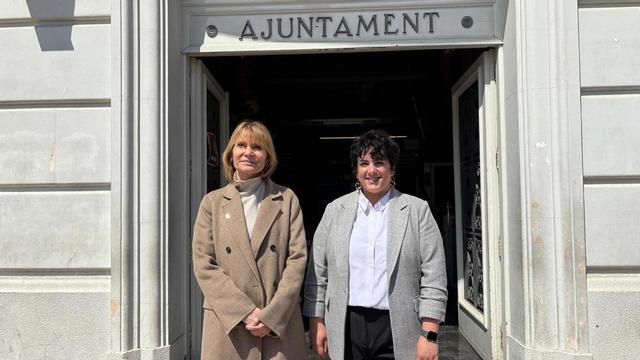 La presidenta de la Diputación de Barcelona, Lluïsa Moret, y la alcaldesa de Santa Coloma de Gramenet (Barcelona), Mireia González, tras reunirse en el Ayuntamiento de la ciudad