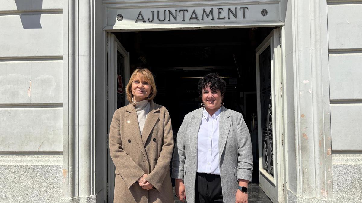 La presidenta de la Diputación de Barcelona, Lluïsa Moret, y la alcaldesa de Santa Coloma de Gramenet (Barcelona), Mireia González, tras reunirse en el Ayuntamiento de la ciudad