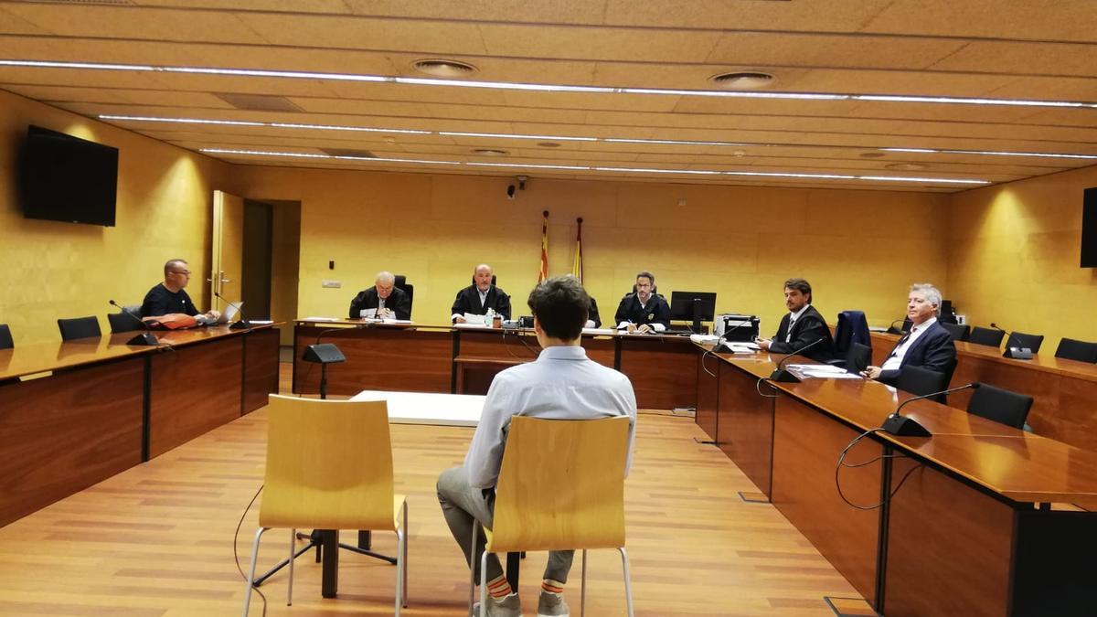 L&#039;acusat, d&#039;esquenes, durant el judici a l&#039;Audiència de Girona