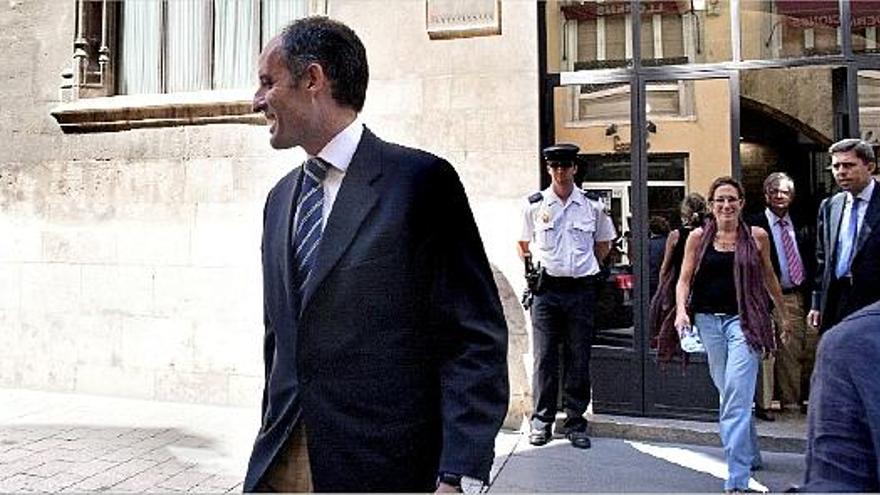 El presidente de la Generalitat Valenciana, Francisco Camps, abandona el Palau de la Generalitat ayer tras conocer el auto.