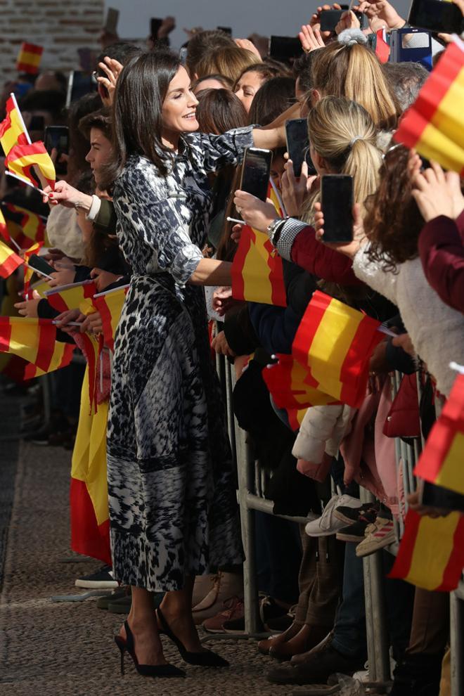 La reina Letizia, durante el encuentro con la Corporación Municipal de Écija, con conjunto de blusa y falda midi de la colección antigua de Victoria Beckham