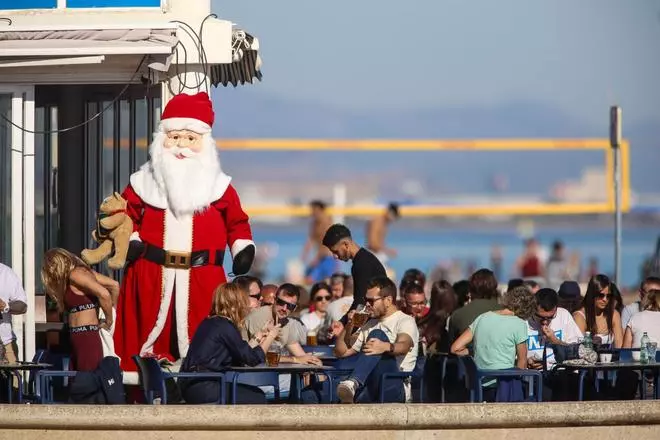 El buen tiempo llena la zona marítima de València