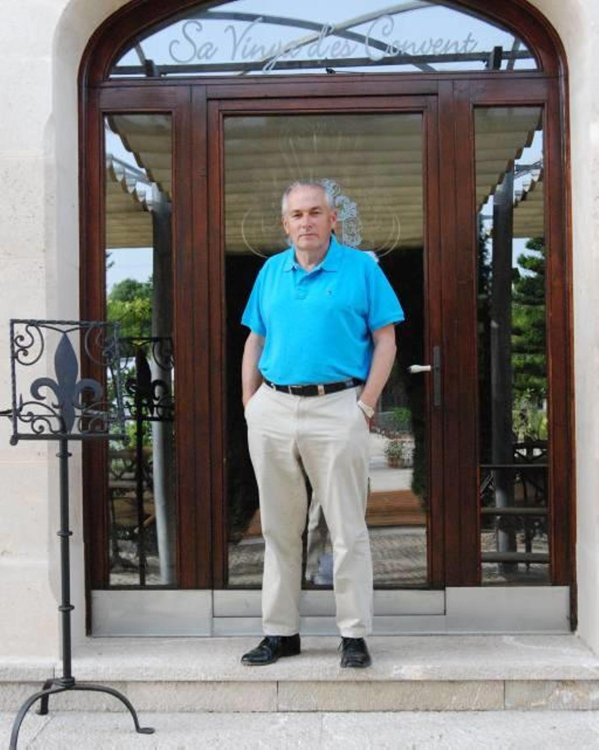 Munar, frente a la entrada al establecimiento.