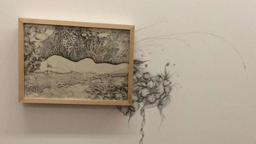 Dibujo en la pared de Nuria Bermúdez, realizado a propósito de un cuadro de Elsa Pérez Vicente.